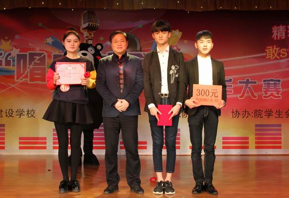 調(diào)整大小 任建設副院長給獲得二等獎的選手頒獎.jpg