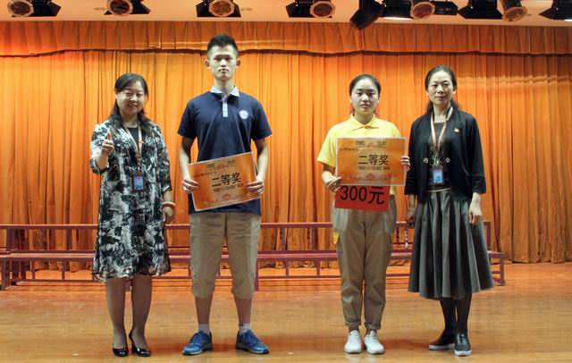 調(diào)整大小 11、蘇曉紅主任和張榮霞主任給獲得二等獎(jiǎng)的代表隊(duì)頒獎(jiǎng).jpg