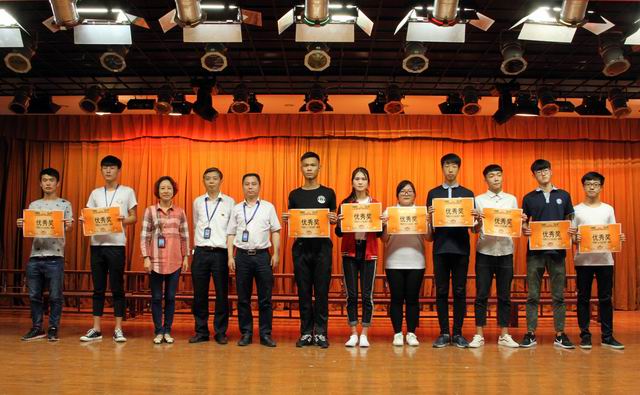 調(diào)整大小 13、楊繼強(qiáng)書(shū)記、李波書(shū)記和沈群書(shū)記給獲得優(yōu)秀獎(jiǎng)的代表隊(duì)頒獎(jiǎng).jpg