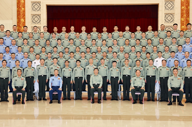 5月22日至24日,中共中央總書記、國家主席、中央軍委主席習近平在山東考察。這是23日上午,習近平在濟南親切接見駐濟南部隊上校以上領導干部,代表黨中央和中央軍委向駐濟南部隊全體官兵致以誠摯問候。