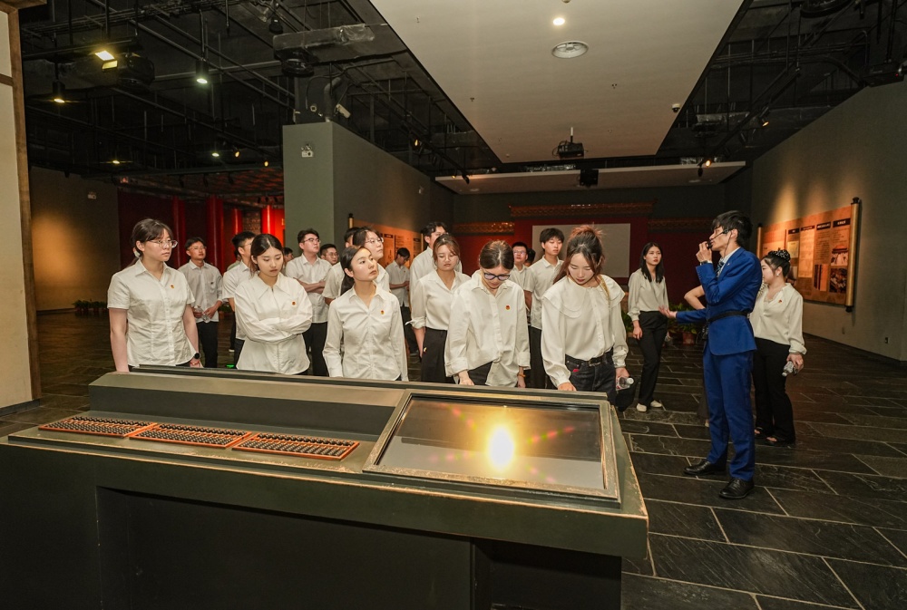 5. 參觀名人館2.JPG