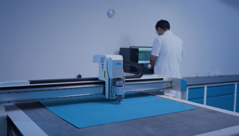 智能數(shù)控自動(dòng)裁樣機(jī)。