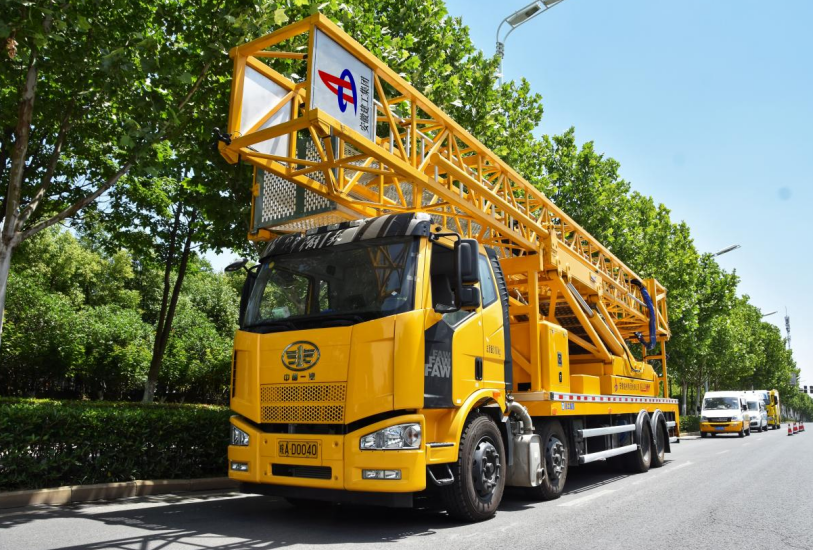 建工檢測(cè)橋檢車(chē)。